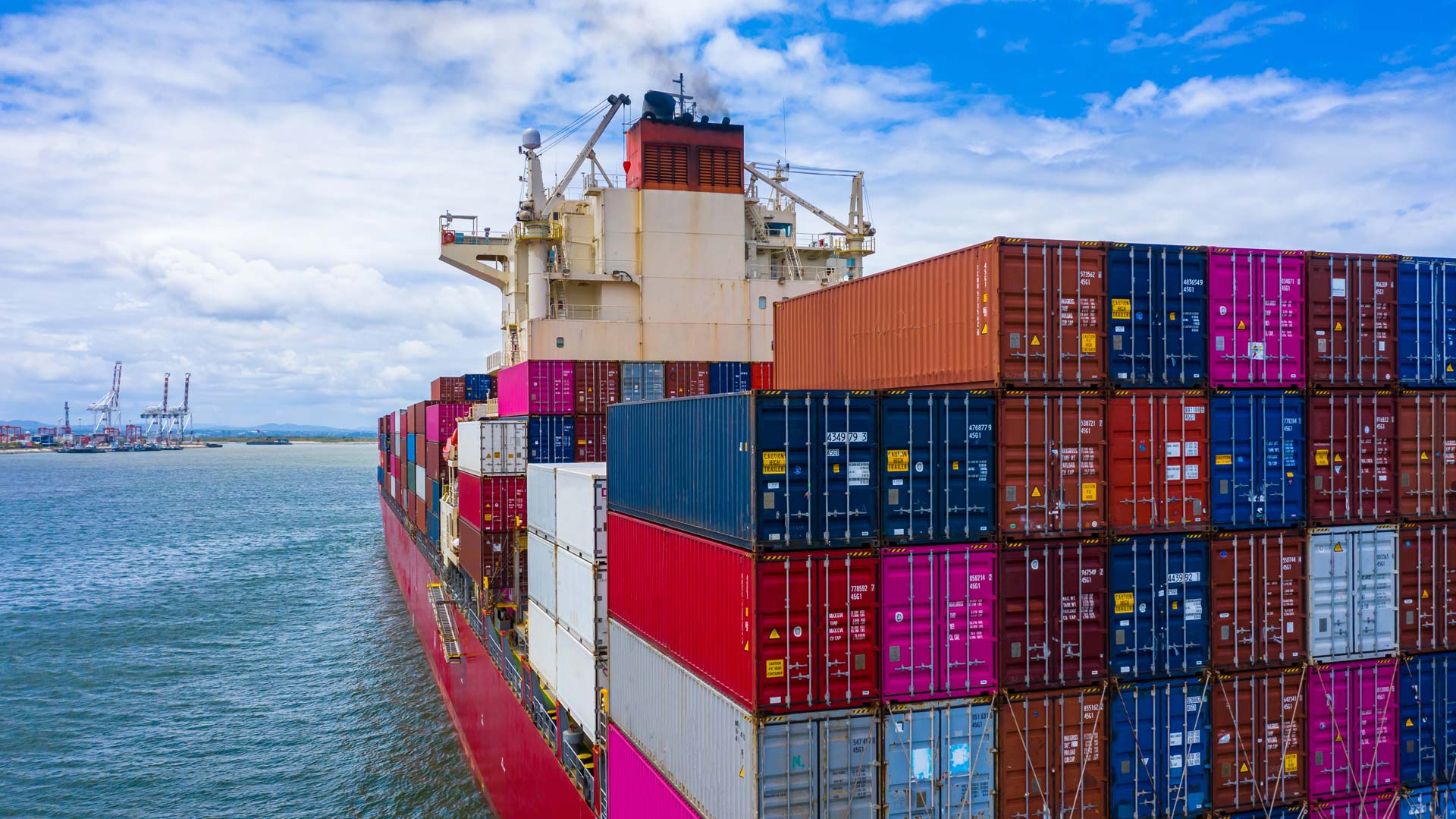 Import operations. Контейнеры в порту. Контейнерные перевозки. Морские перевозки контейнеров. Грузовой контейнер.